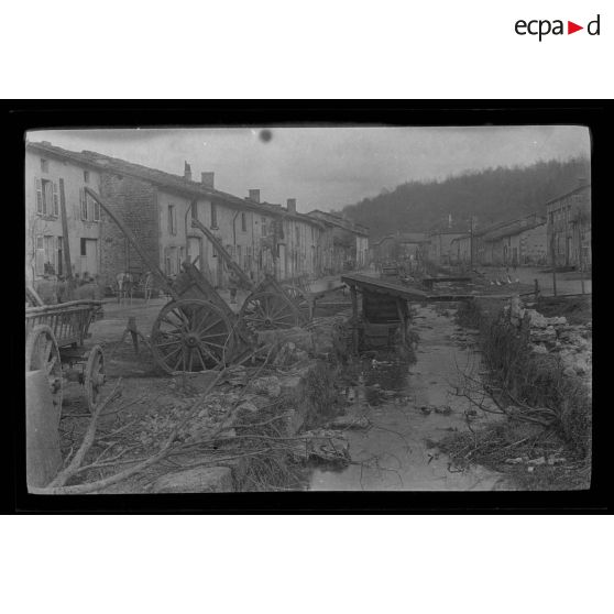 [Village traversé par un cours d'eau].