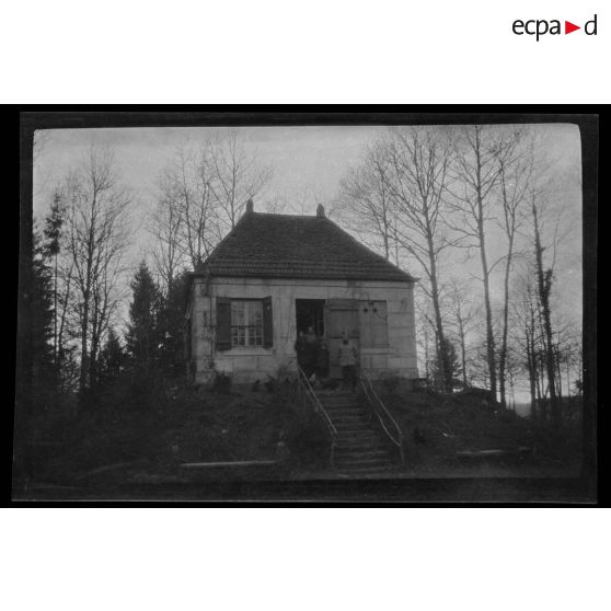 [Maison sur un tertre].