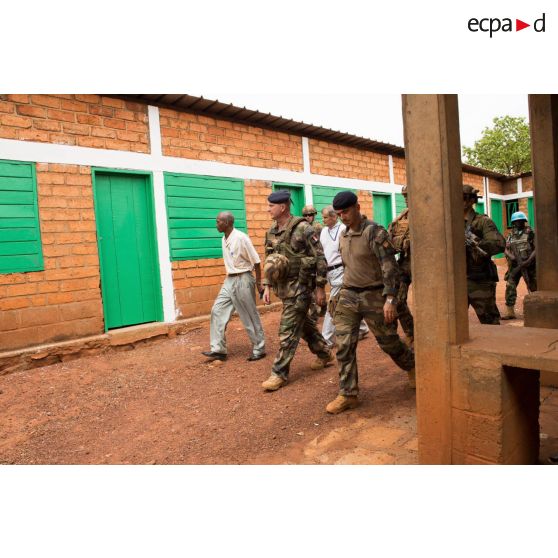 Le général de brigade Eric Bellot des Minières, commandant la force Sangaris, effectue une inspection au marché de Bambari, dans le cadre de sa visite aux troupes du GTIA (groupement tactique interarmes) Turco basées sur la POD (plateforme opérationnelle défense).