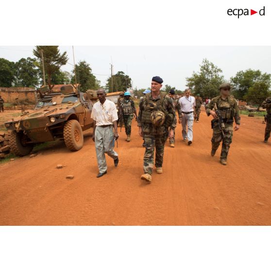 Le général de brigade Eric Bellot des Minières, commandant la force Sangaris, effectue inspection au marché de Bambari, dans le cadre de sa visite aux troupes du GTIA (groupement tactique interarmes) Turco basées sur la POD (plateforme opérationnelle défense).