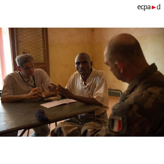 Le général de brigade Eric Bellot des Minières, commandant la force Sangaris, s'entretient avec monsieur Abel Matchipata, dans le cadre d'une réunion lors d'une visite des locaux de la cour d'appel de Bambari.