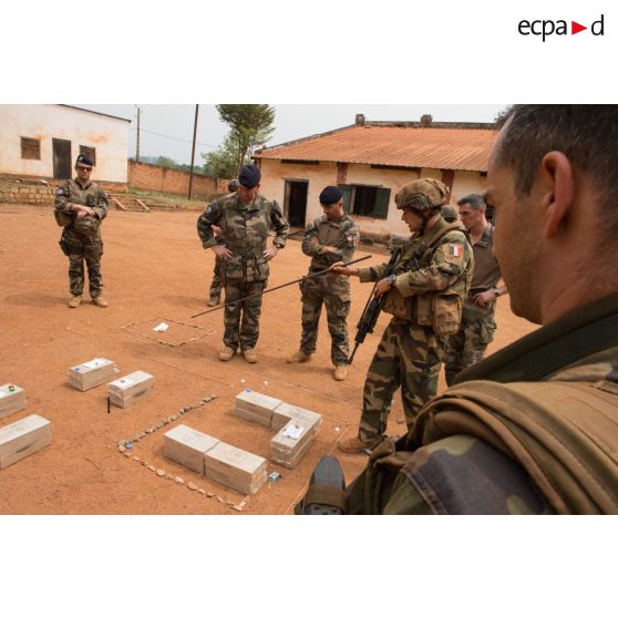 Au moyen d'une caisse à sable, un lieutenant de la compagnie rouge du GTIA (groupement tactique interarmes) Turco expose la situation des troupes françaises et celles de la MINUSCA (mission multidimensionnelle intégrée des Nations Unies pour la stabilisation en Centrafrique) dans la ville de Bambari, dans le cadre de la visite du général de brigade Eric Bellot des Minières, commandant la force Sangaris.