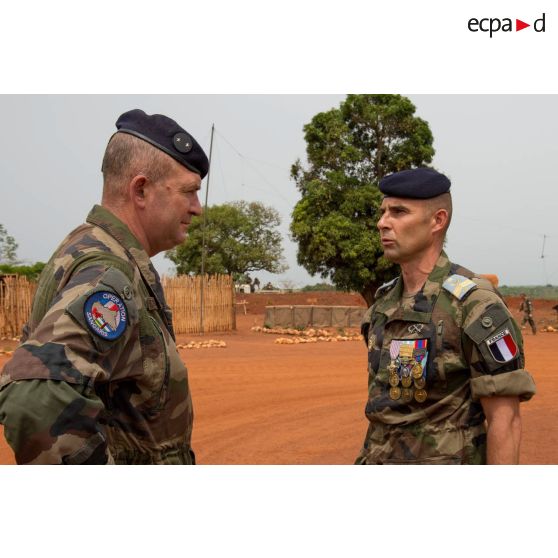 Le général de brigade Eric Bellot des Minières, commandant la force Sangaris, s'entretient avec un chef de section du 1er RT du GTIA (groupement tactique interarmes) Turco, lors d'un passage en revue dans le cadre de sa visite sur la POD (plateforme oéprationnelle défense) de Bambari.