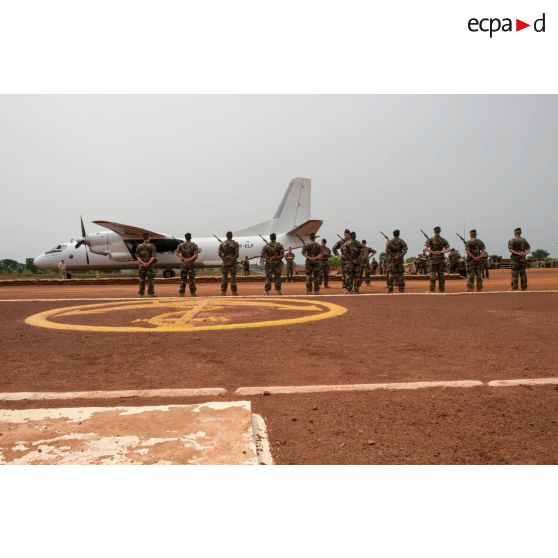 Le général de brigade Eric Bellot des Minières, commandant la force Sangaris, passe en revue les tirailleurs du 1er RT du GTIA (groupement tactique interarmes) Turco, dans le cadre de sa visite sur la POD (plateforme oéprationnelle défense) de Bambari.