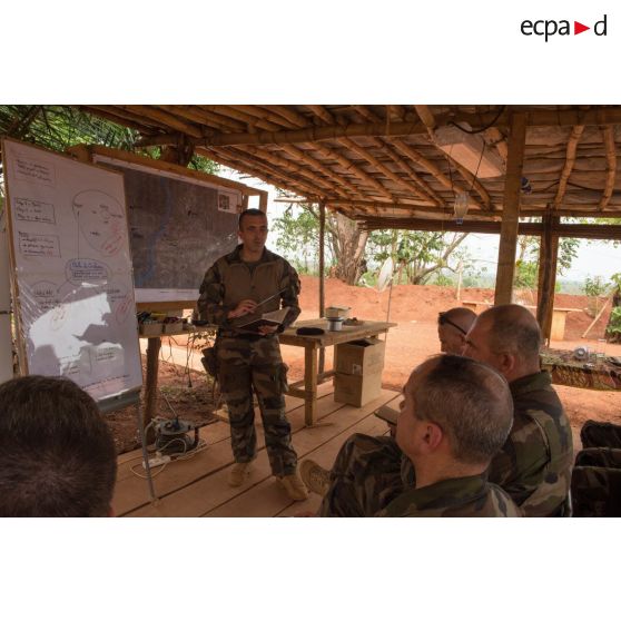 Le colonel Marc Espitalier, chef de corps du 1er RT et commandant le GTIA (groupement tactique interarmes) Turco expose la disposition de ses troupes sur Bambari, lors d'un briefing dans le cadre d'une visite du général de brigade Eric Bellot des Minières, commandant la force Sangaris.