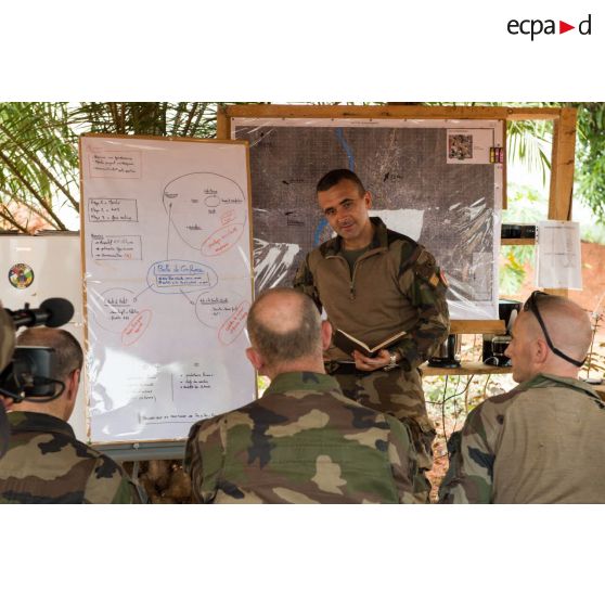 Le colonel Marc Espitalier, chef de corps du 1er RT et commandant le GTIA (groupement tactique interarmes) Turco expose la disposition de ses troupes sur Bambari, lors d'un briefing dans le cadre d'une visite du général de brigade Eric Bellot des Minières, commandant la force Sangaris.
