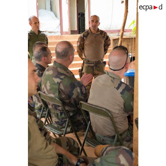 Point de situation de la disposition des troupes du GTIA (groupement tactique interarmes) Turco sur Bambari, lors d'un briefing dans le cadre d'une visite du général de brigade Eric Bellot des Minières, commandant la force Sangaris.