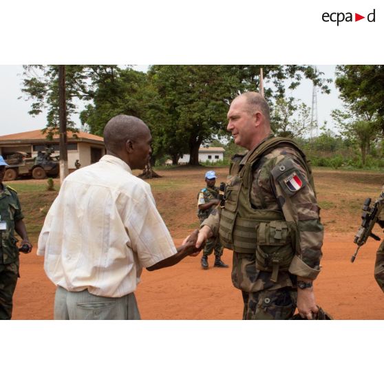 Le général de brigade Eric Bellot des Minières, commandant la force Sangaris, s'entretient avec monsieur Abel Matchipata, maire de Bambari, dans le cadre d'une inspection au marché local.