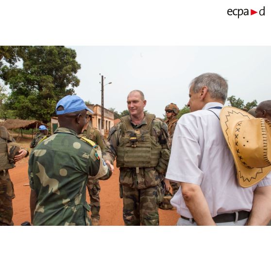 Le général de brigade Eric Bellot des Minières, commandant la force Sangaris, s'entretient avec le commandant Franck, chef des opérations du contingent conglais de la MINUSCA (mission multidimensionnelle intégrée des Nations Unies pour la stabilisation en Centrafrique), dans le cadre d'une inspection au marché local de Bambari.