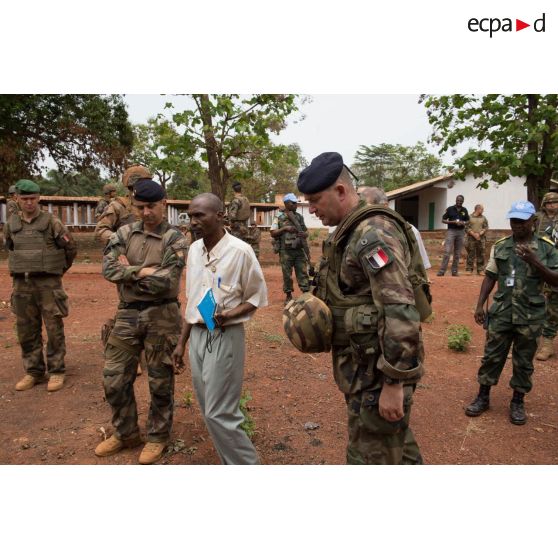 Le général de brigade Eric Bellot des Minières, commandant la force Sangaris, effectue une inspection au marché de Bambari, dans le cadre de sa visite aux troupes du GTIA (groupement tactique interarmes) Turco basées sur la POD (plateforme opérationnelle défense).