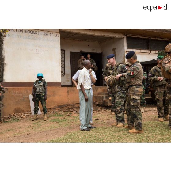 Le général de brigade Eric Bellot des Minières, commandant la force Sangaris, s'entretient avec monsieur Abel Matchipata, maire de la ville de Bambari, lors d'une visite des bureaux douaniers locaux.