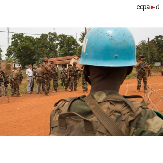 Sous le regard d'un soldat congolais des casques bleus de la MINUSCA (mission multidimensionnelle intégrée des Nations Unies pour la stabilisation en Centrafrique), le général de brigade Eric Bellot des Minières, commandant la force Sangaris, visite le marché local de Bambari.