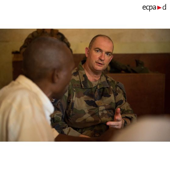 Le général de brigade Eric Bellot des Minières, commandant la force Sangaris, s'entretient avec monsieur Abel Matchipata, dans le cadre d'une réunion lors d'une visite des locaux de la cour d'appel de Bambari.