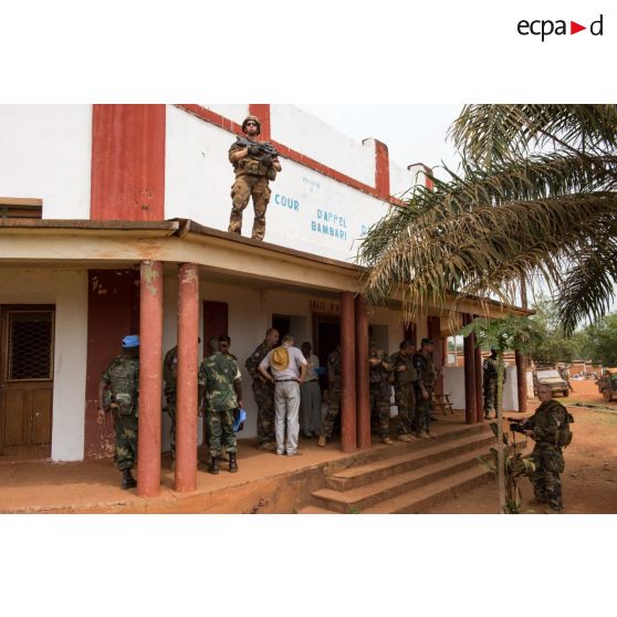 Disposé en faction sur le toît de la cour d'appel de Bambari, un tirailleur du 1er RT du GTIA (groupement tactique interarmes) Turco sécurise la zone, au terme d'une réunion lors de la visite du général de brigade Eric Bellot des Minières, commandant la force Sangaris.