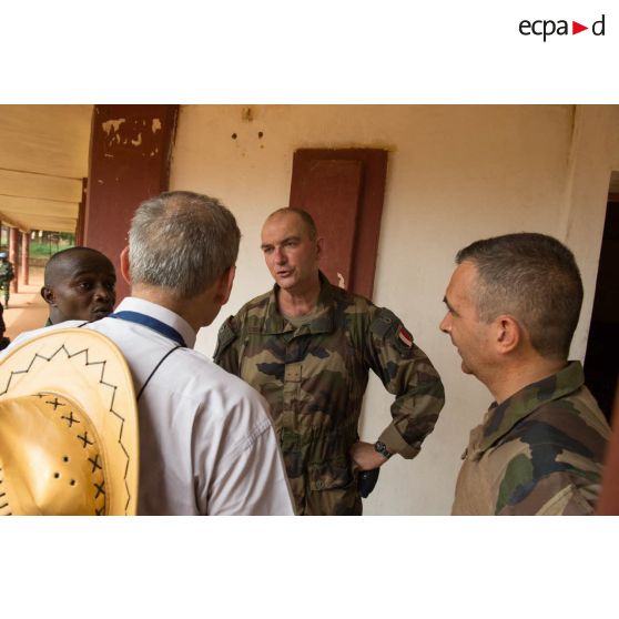 Le général de brigade Eric Bellot des Minières, commandant la force Sangaris, s'entretient avec monsieur Zlatcko Barj-Dimitroff, responsable de la branche politique de la MINUSCA (mission multidimensionnelle intégrée des Nations Unies pour la stabilisation en Centrafrique), en marge d'une réunion à la cour d'appel de Bambari.