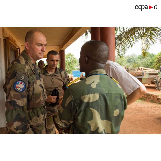 Le général de brigade Eric Bellot des Minières, commandant la force Sangaris, s'entretient avec le commandant Franck, chef des opérations du contingent congolais des casques bleus de la MINUSCA (mission multidimensionnelle intégrée des Nations Unies pour la stabilisation en Centrafrique), en marge d'une réunion à la cour d'appel de Bambari.