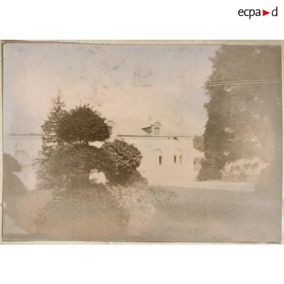 [Un bâtiment dans un parc].