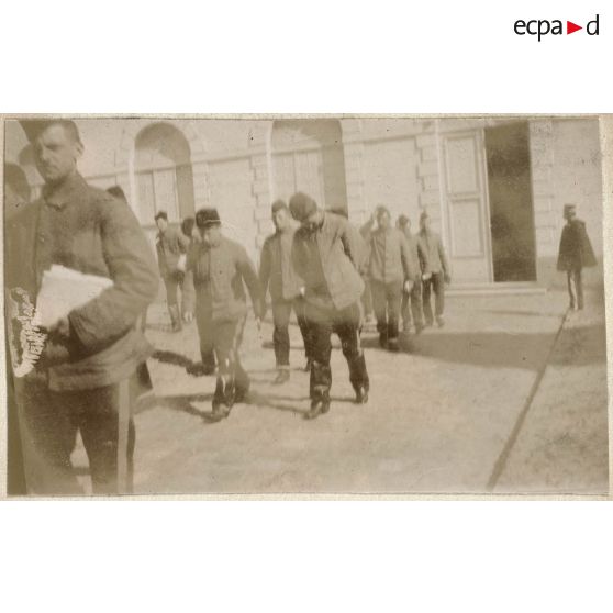 [Saints-Cyriens dans la cour de l'école].