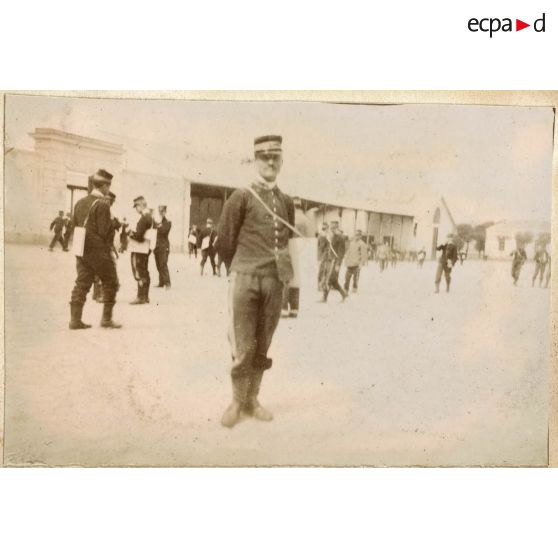 [Elèves offciers dans une cour de Saint-Cyr].