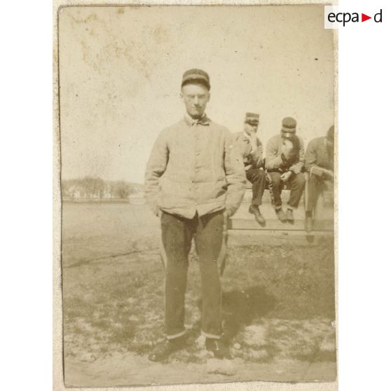 [Portrait d'un groupe de saints-cyriens au repos].