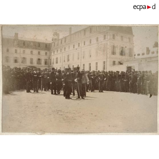 [La cour de Saint-Cyr].