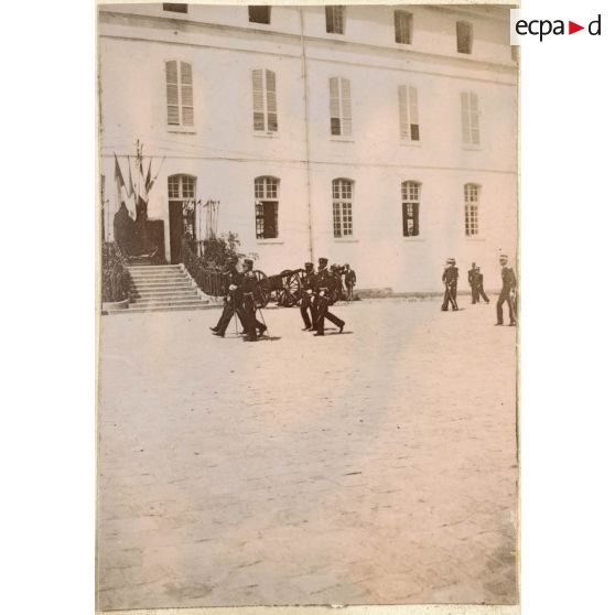 [La cour de Saint-Cyr].