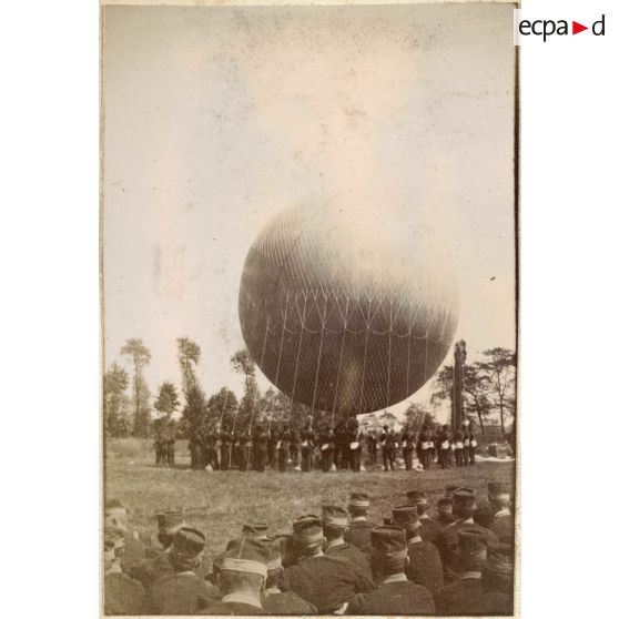 [Saints-Cyriens autour d'un ballon].