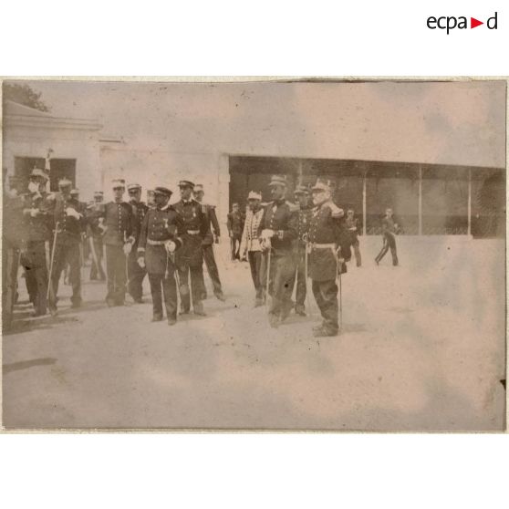 [Saint-Cyr : élèves et officiers dans une cour].