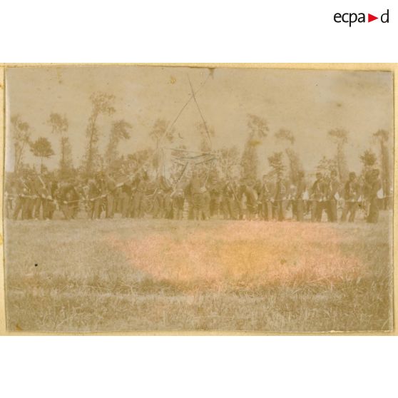 [Saints-Cyriens autour d'un ballon captif].