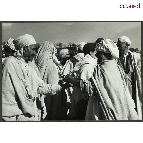Ouled Haddada, février 1962. Aïd Kébir. Après la prière, tout le monde s'embrasse sur la main. [légende d'origine]