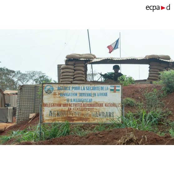Un soldat français,équipé du FN minimi, monte la garde à l'entrée de la plateforme de défense de Bambari.