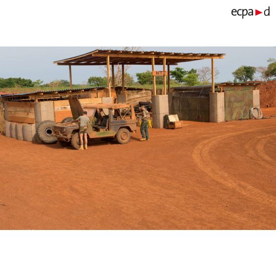 Au sein de la plateforme opérationnelle de défense de Bambari, l'entretien d'une Peugeot P4.