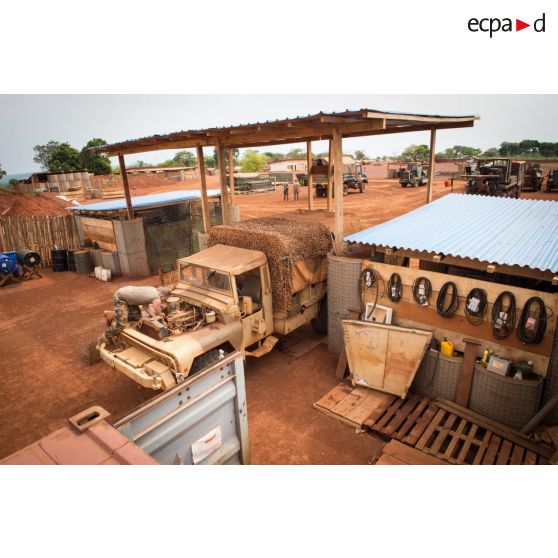 Maintenance du moteur d'un camion ACMAT (nommé aussi VLRA).