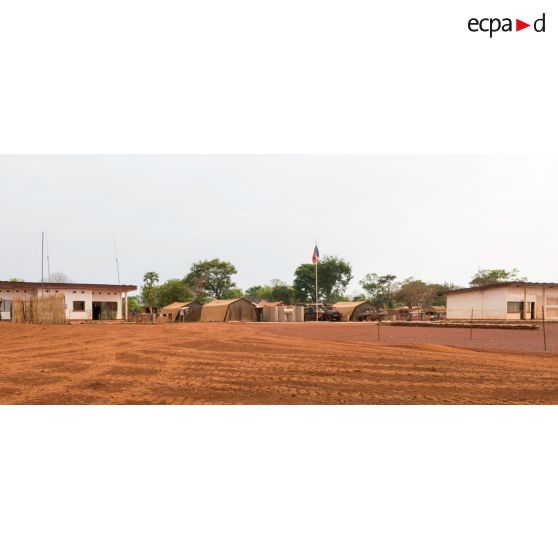 Un drapeau français est hissé sur la place d'arme de la plateforme opérationnelle de défense de Bambari où est établi le campement français.
