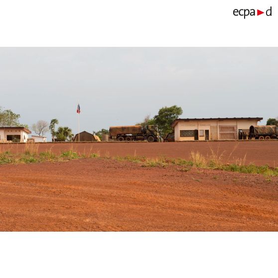 Au sein de la plateforme opérationnelle de défense de Bambari, un camion-citerne Scania CCP 10 est garé à proximité d'un bâtiment sur lequel on peut lire "Aérodrome de Bambari".