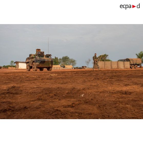 Retour des éléments de la compagnie rouge du GTIA Turco après une patrouille dans Bambari. Un soldat vient de quitter un VAB armé d'une Browning de 12,7.