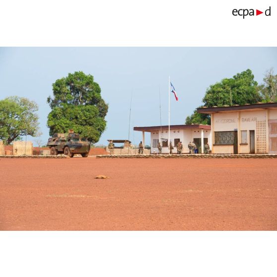 Après une patrouille dans Bambari, le retour d'éléments de la compagnie rouge du GTIA Turco. Les soldats viennent de descendre d'un VAB et se dirigent vers un bâtiment sur lequel on peut lire « aérodrome de Bambari ».