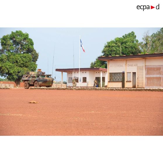 Après une patrouille dans Bambari, le retour d'éléments de la compagnie rouge du GTIA Turco sur l'aérodrome de Bambari transformé en plateforme de défense.