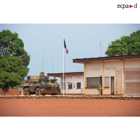 Après une patrouille dans Bambari, le retour d'éléments de la compagnie rouge du GTIA Turco sur l'aérodrome de Bambari transformé en plateforme de défense.