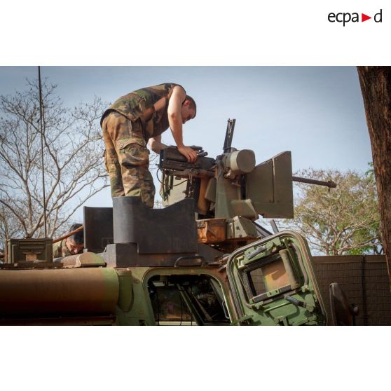 Sur la plateforme opérationnelle de défense de Bambari, entretien d’une mitrailleuse 12,7 mm Browning téléopérée équipant un VAB (véhicule de l'avant blindé) de la compagnie rouge du GTIA Turco.