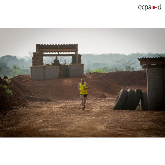 Tirailleur du 1er RT intégré au GTIA (groupement tactique interarmes) Turco, effectuant son footing quotidien dans l'enceinte de la POD (plateforme opérationnelle de défense) de Bambari.