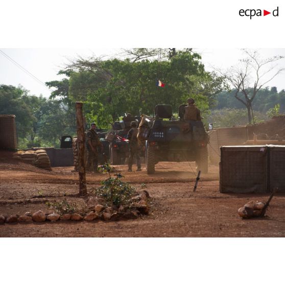 Départ des tirailleurs de la 4e section de la compagnie Rouge du GTIA (groupement tactique interarmes) Turco montés sur VBL, lors d'une patrouille quotidienne à destination de l'axe Alpha tracé entre la POD (plateforme opérationnelle défense) et la ville de Bambari.