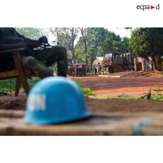 Sous le regard d'un soldat de la MINUSCA (mission multidimensionnelle intégrée des nations unies pour la stabilisation en Centrafrique), les tirailleurs de la 4e section de la compagnie Rouge du GTIA (groupement tactique interarmes) Turco stationnent dans les rues du village de Mandayeba, lors d'une patrouille de reconnaissance d'axe entre Bambari et Bundi.