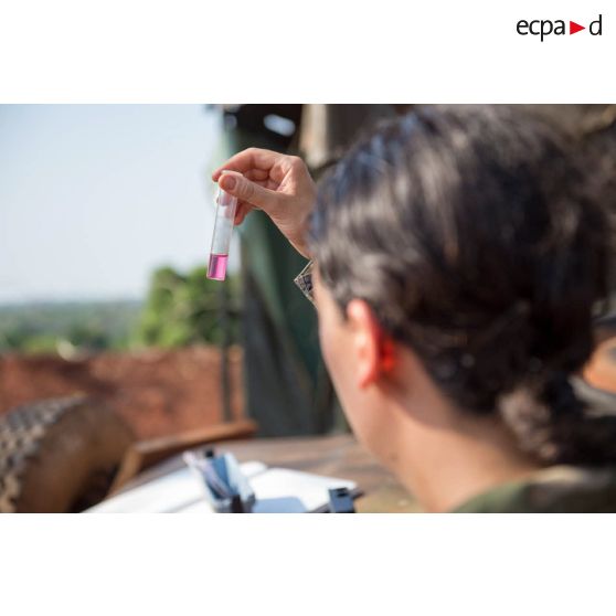 Personnel infirmier du GTIA (groupe tactique interarmes) Turco effectuant une analyse de la qualité de l'eau par mesure du niveau de PH, sur la POD (plateforme opérationnelle défense) de Bambari.