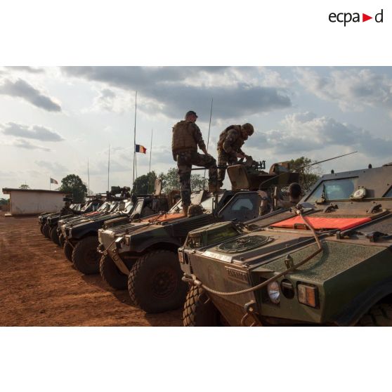 Tirailleurs de la 4e section de la compagnie Rouge du GTIA (groupement tactique interarmes) Turco vérifiant l'armement d'un VBL, sur le parc à véhicules de la POD (plateforme opérationnelle défense) de Bambari, en prévision d'une patrouille quotidienne à destination de l'axe Alpha tracé entre la campement français et la ville de Bambari.