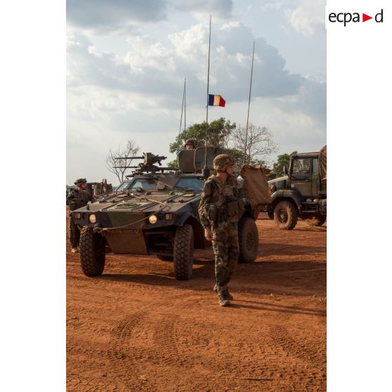 Tirailleurs de la 4e section de la compagnie Rouge du GTIA (groupement tactique interarmes) Turco vérifiant l'armement d'un VBL, sur le parc à véhicules de la POD (plateforme opérationnelle défense) de Bambari, en prévision d'une patrouille quotidienne à destination de l'axe Alpha tracé entre la campement français et la ville de Bambari.