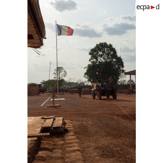 Départ des tirailleurs de la 4e section de la compagnie Rouge du GTIA (groupement tactique interarmes) Turco montés sur VBL, lors d'une patrouille quotidienne à destination de l'axe Alpha tracé entre la POD (plateforme opérationnelle défense) et la ville de Bambari.