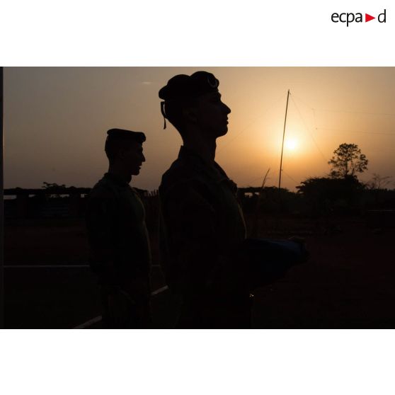 Tirailleurs du GTIA (groupement tactique interarmes) Turco assistant à la cérémonie des couleurs, au soir du 13 mars 2015 sur la POD (plateforme opérationnelle défense) de Bambari.