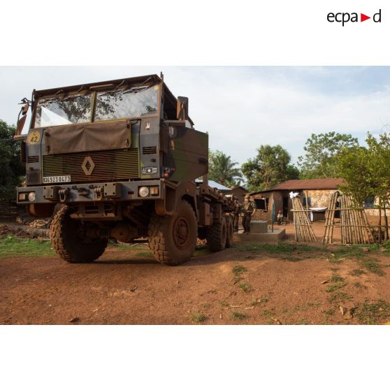 Tirailleurs de la 4e section de la compagnie Rouge du GTIA (groupement tactique interarmes) Turco, puisant de l'eau du puits du village de Mandayeba au moyen d'une pompe installée à l'arrière d'un camion de transport logistique TRM-10000 (toutes roues motrices), afin d'approvisionner en eau les troupes basées sur la POD (plateforme opérationnelle défense) de Bambari.