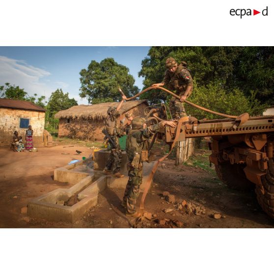 Tirailleurs de la 4e section de la compagnie Rouge du GTIA (groupement tactique interarmes) Turco, puisant de l'eau du puits du village de Mandayeba à l'aide d'une pompe reliée à un réservoir souple de stockage attelé à un camion TRM-10000 (toutes roues motrices), afin d'approvisionner en eau les troupes basées sur la POD (plateforme opérationnelle défense) de Bambari.